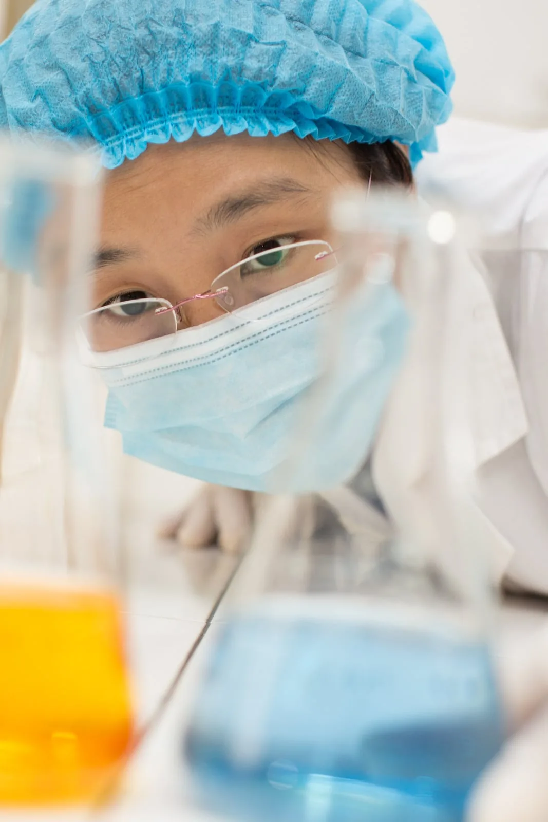 Tecnico al lavoro in laboratorio